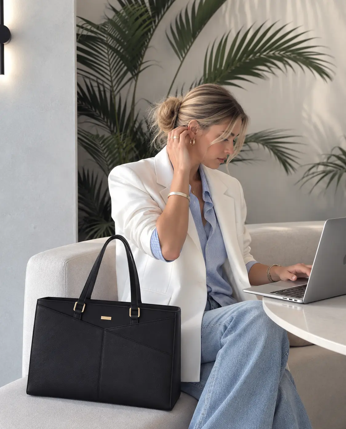 Femme travaillant sur son ordinateur, le sac Olvia posé à côté d'elle